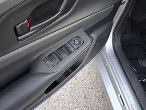 Used 2025 Toyota Prius LE FWD image 16
