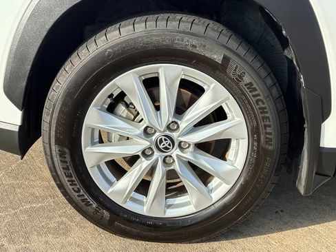 Certified 2025 Toyota Corolla Cross LE FWD image 29