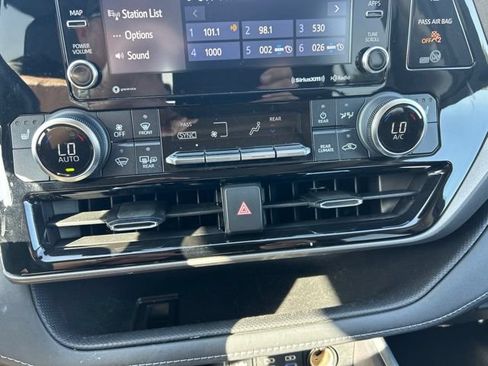Used 2022 Toyota Highlander XLE AWD/4WD image 18