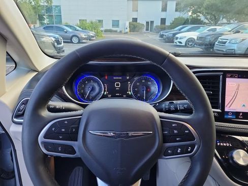Used 2023 Chrysler Pacifica Limited FWD image 25