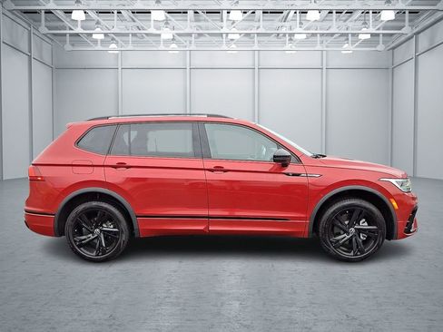 Certified 2024 Volkswagen Tiguan SE R-Line image 7