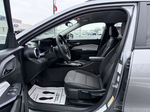 Used 2025 Chevrolet Trax LT w/ LT Convenience Package image 13