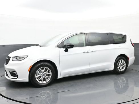 Used 2024 Chrysler Pacifica Touring-L image 6