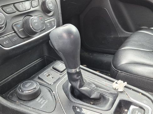 Used 2019 Jeep Cherokee Latitude Plus w/ Cold Weather Group image 10