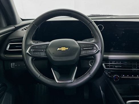 Used 2025 Chevrolet Traverse LT image 18