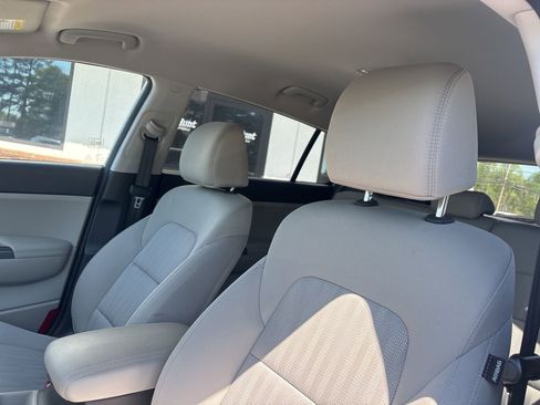 Used 2022 Kia Sportage LX image 3