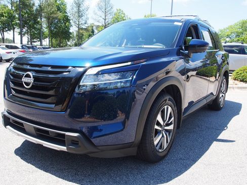 Used 2024 Nissan Pathfinder SL w/ Black Appearance Package AWD/4WD image 4