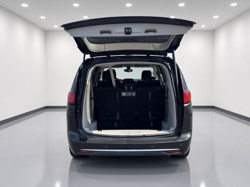 Used 2018 Chrysler Pacifica Touring-L FWD image 5