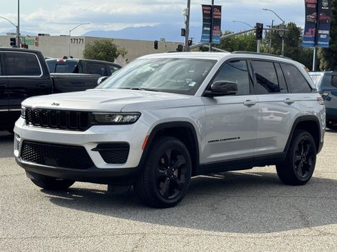 Used 2023 Jeep Grand Cherokee Altitude AWD/4WD image 3