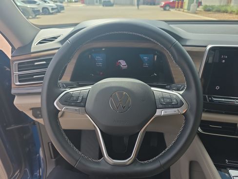 Used 2026 Volkswagen Atlas SE w/ Panoramic Sunroof Package FWD image 9