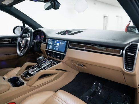 Used 2020 Porsche Cayenne image 26