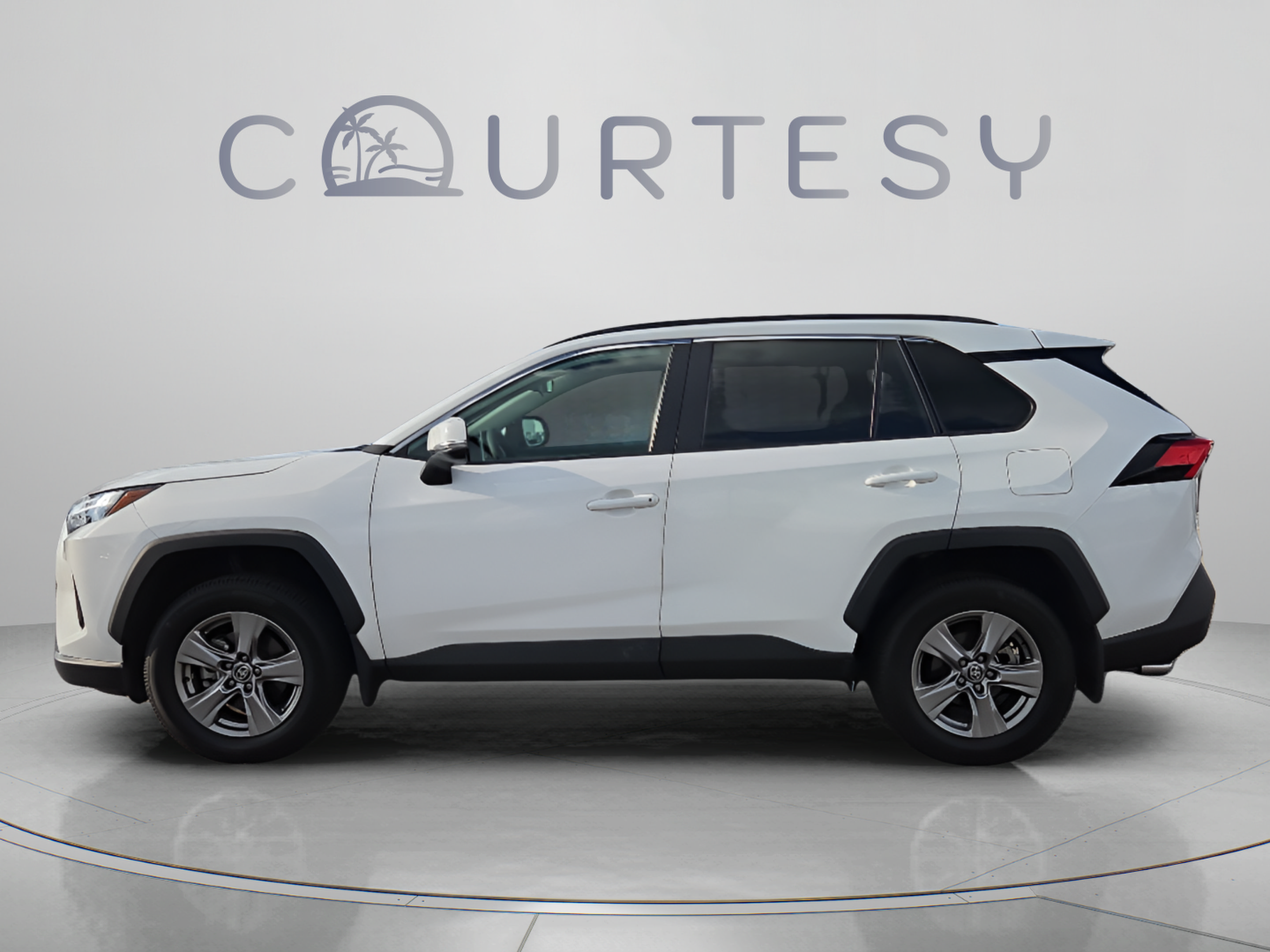 Used 2024 Toyota RAV4 XLE AWD/4WD image 2