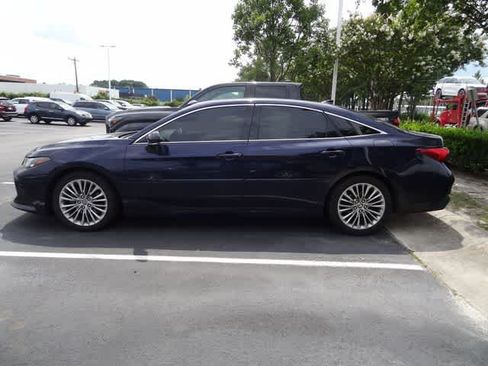 Used 2022 Toyota Avalon Limited w/ Advanced Safety Package FWD image 4