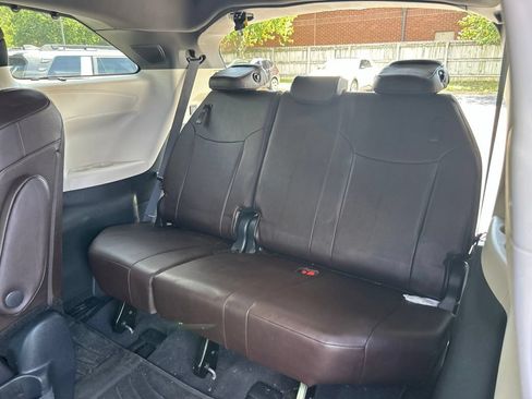 Used 2023 Toyota Sienna Platinum AWD/4WD image 19