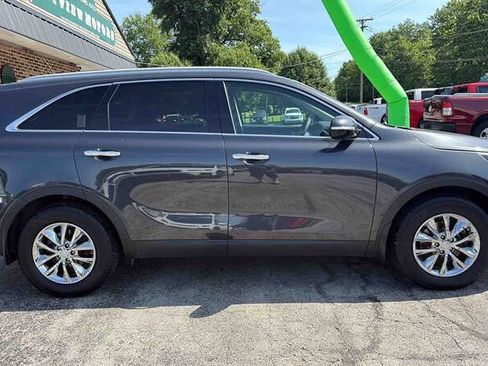 Used 2017 Kia Sorento FWD image 1