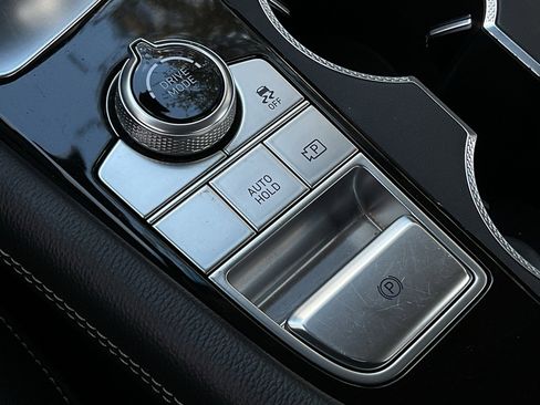 Used 2025 Genesis G70 2.5T image 35