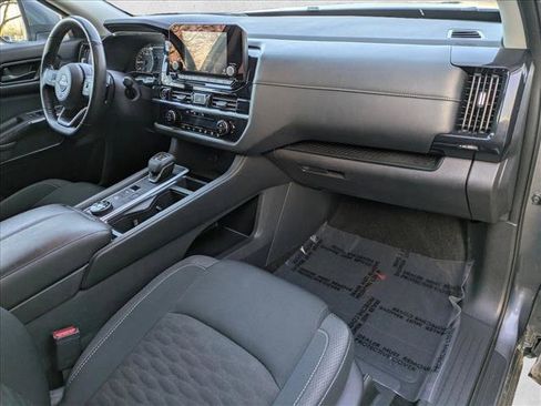 Used 2024 Nissan Pathfinder SV image 21