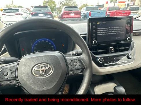 Used 2022 Toyota Corolla LE FWD image 2
