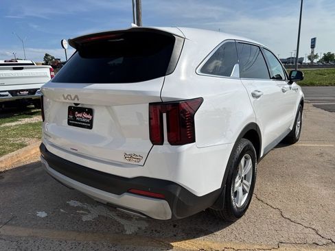 Used 2025 Kia Sorento LX FWD image 4