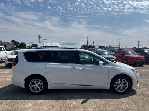 Used 2018 Chrysler Pacifica Touring-L w/ Tire & Wheel Group FWD image 9