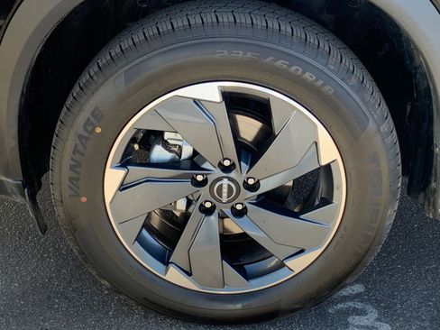 Used 2025 Nissan Rogue SV image 32