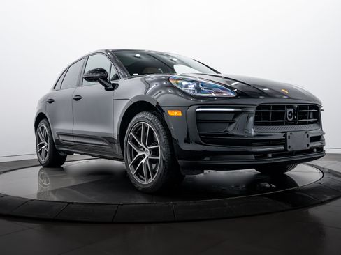 Certified 2025 Porsche Macan image 9