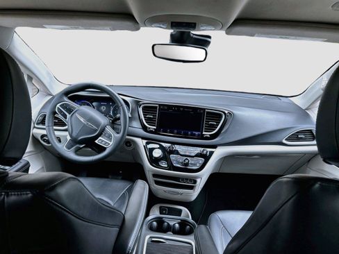 Used 2024 Chrysler Pacifica Touring-L FWD image 18
