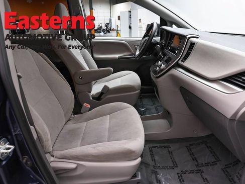 Used 2020 Toyota Sienna L FWD image 22