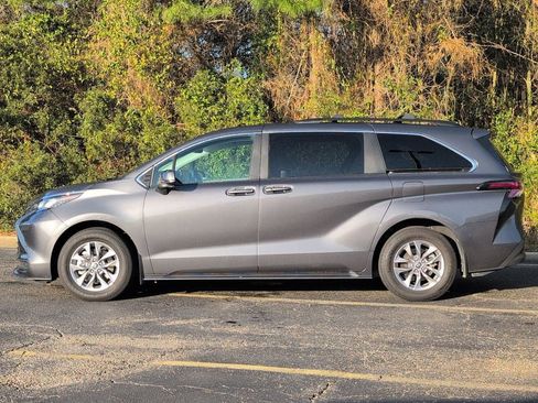 Used 2025 Toyota Sienna LE w/ LE Plus Package image 7