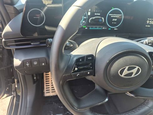 Used 2025 Hyundai Elantra SEL image 12