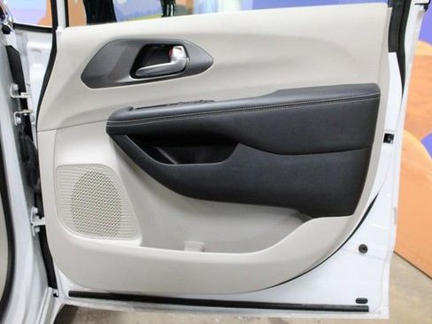 Used 2024 Chrysler Pacifica Touring-L FWD image 9