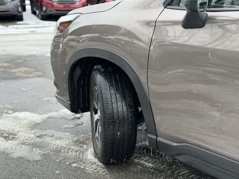 Used 2023 Subaru Forester Premium image 7