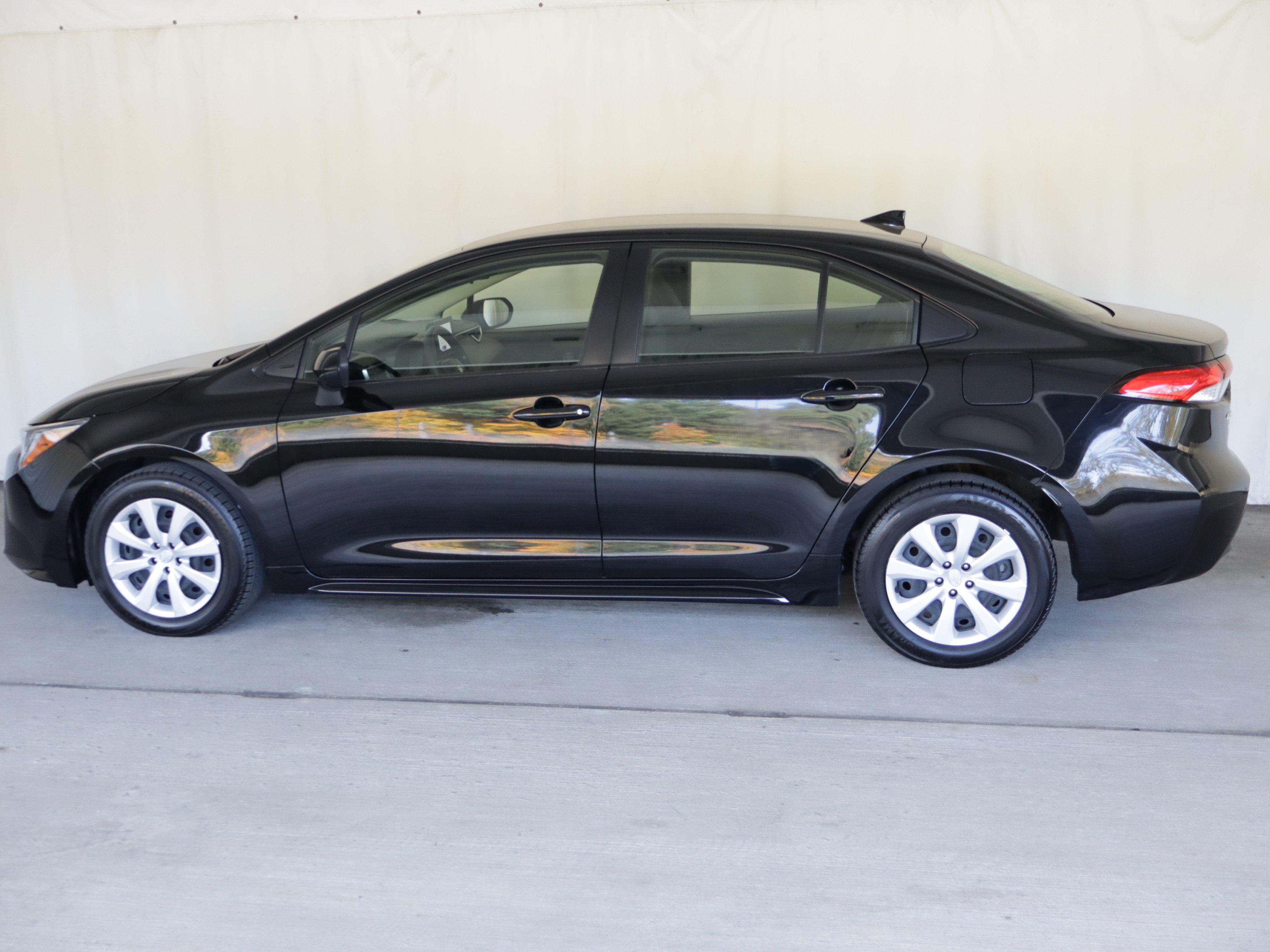 Used 2023 Toyota Corolla LE w/ Carpet Mat Package (TMS) FWD image 23