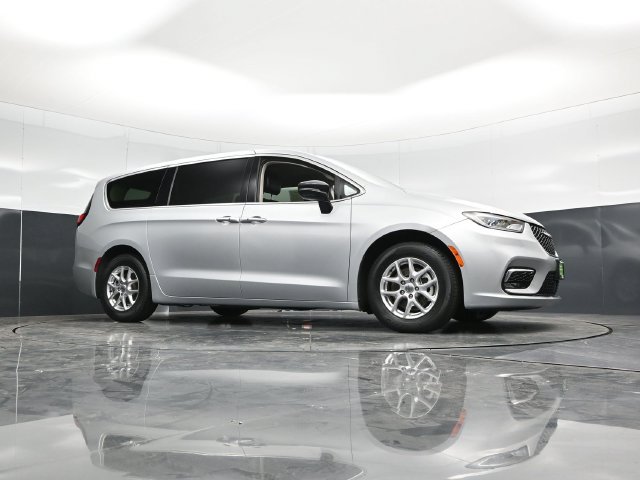 Used 2024 Chrysler Pacifica Touring-L FWD image 56