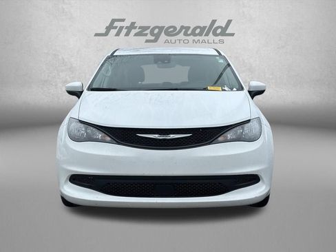 Used 2023 Chrysler Voyager LX image 2