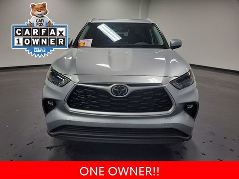 Used 2023 Toyota Highlander XLE image 3