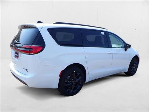 New 2026 Chrysler Pacifica Limited w/ Uconnect Theater Family Group image 4