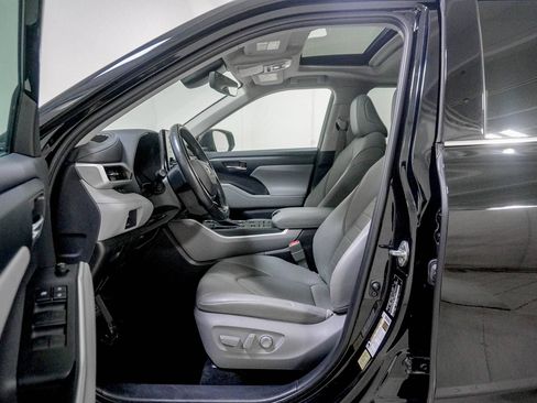 Used 2021 Toyota Highlander XLE AWD/4WD image 21