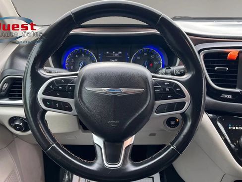 Used 2018 Chrysler Pacifica Touring-L FWD image 26
