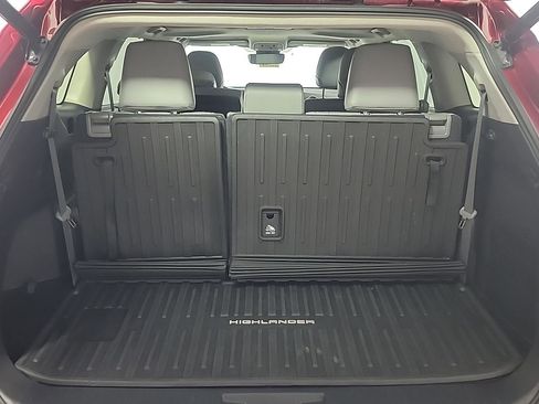Used 2022 Toyota Highlander XLE AWD/4WD image 7