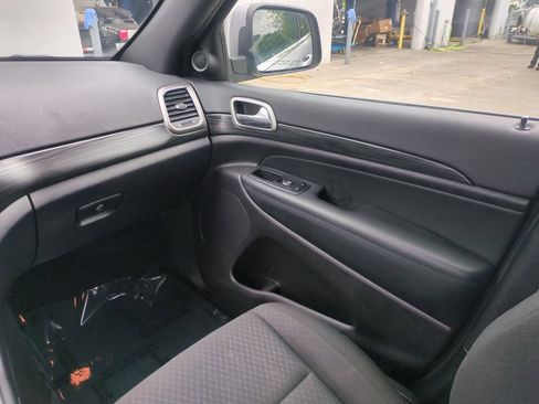 Used 2019 Jeep Grand Cherokee Laredo RWD image 18