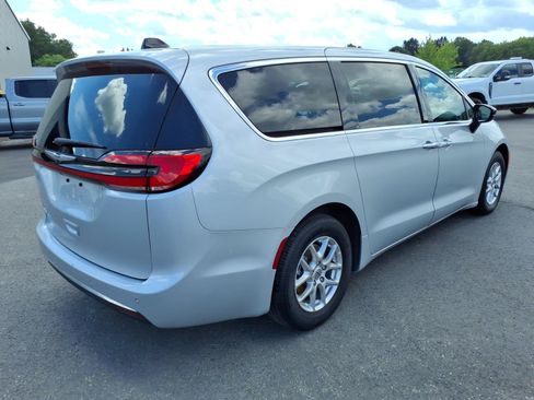 Used 2024 Chrysler Pacifica Touring-L FWD image 5