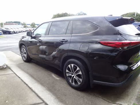 Used 2023 Toyota Highlander XLE FWD image 4