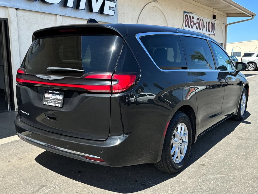 Used 2023 Chrysler Pacifica Touring-L FWD image 4