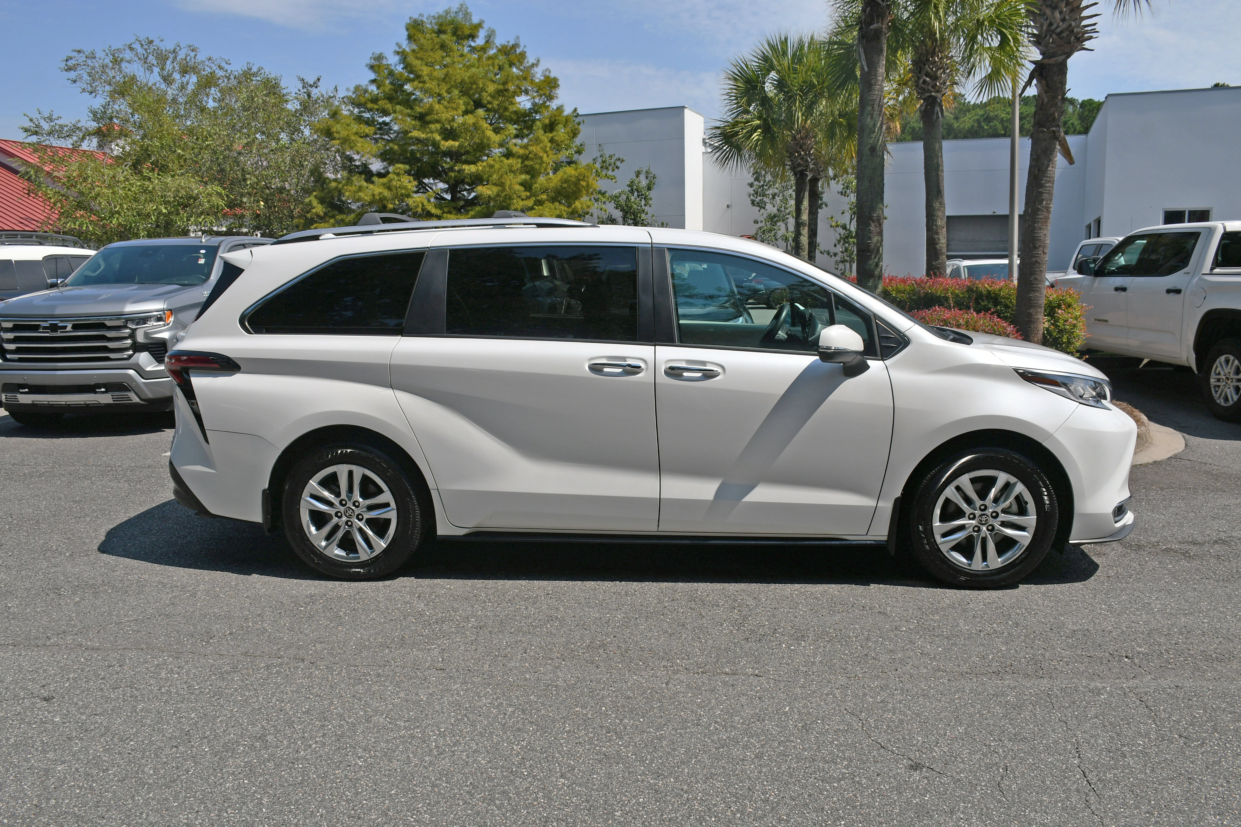 Certified 2024 Toyota Sienna Limited FWD image 5