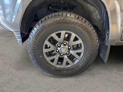 Used 2022 Toyota Tacoma SR5 AWD/4WD image 15