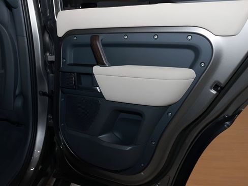 Used 2023 Land Rover Defender 110 X-Dynamic SE image 23