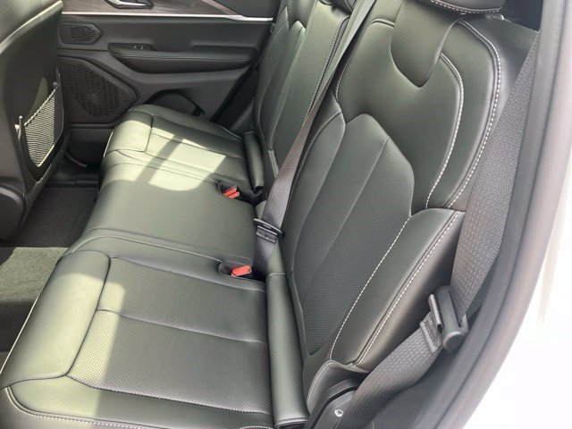 New 2026 Jeep Grand Cherokee Limited w/ Luxury Tech Group II AWD/4WD image 25
