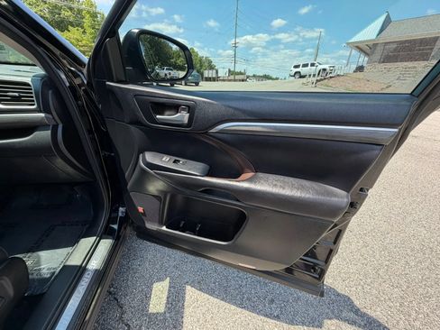 Used 2017 Toyota Highlander Limited AWD/4WD image 23