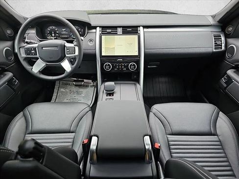 Certified 2024 Land Rover Discovery Dynamic SE image 4